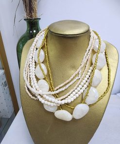 Collar múltiple blanco dorado de varias cuerdas con piedra en tonos blanco y beige y detalles dorados