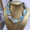 COLLAR DE PIEDRAS EN TONO AZUL M.CA9 4 Collar de piedras azul con crema y beige claro, piezas ovaladas y alargadas y separadores dorados
