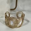 BRAZALETE DORADO CON DETALLES CIRCULARES M.BRA-CIR