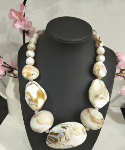 Collar de piedras beige y marrón en gama tierra para mujer