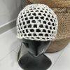 GORRO DE CROCHET CALADO CON DETALLES DE LENTEJUELAS M.CRO-LB