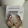 Pendientes asimétricos dorados M.ASI-3, con un diseño diferente en cada oreja