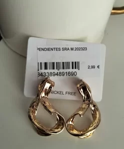 Pendientes asimétricos dorados M.ASI-3, con un diseño diferente en cada oreja