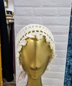Gorro de crochet calado en beige con perlas decorativas y destellos plateados, de talla única