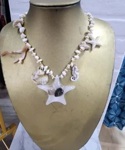Collar playero de conchas con coral naranja, caballito de mar blanco y estrella de mar como pieza central