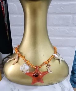 Collar playero con coral naranja, concha de abanico, caballito de mar beige y estrella de mar central