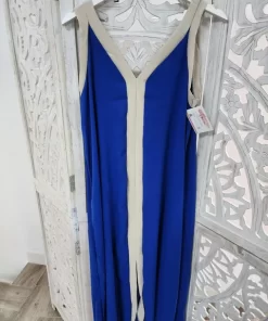 Vestido largo azul eléctrico con tirantes anchos, escote en pico beige y franja vertical central