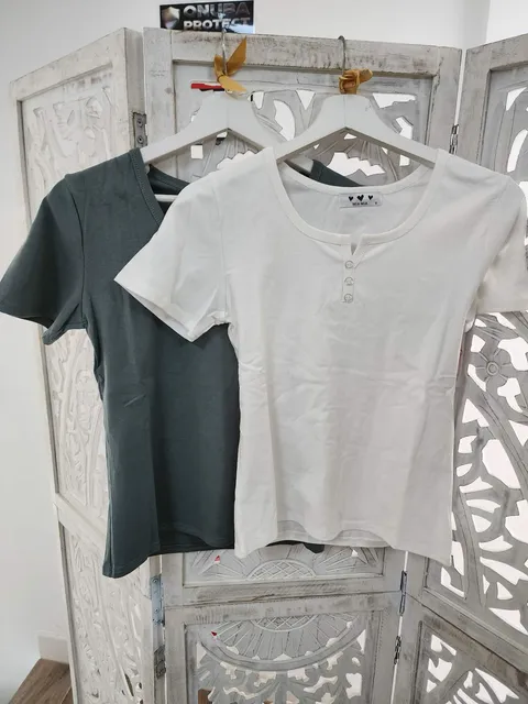 CAMISETA VERDE GRISÁCEO CON DETALLES DE BOTONES M.VG/BO 2 1 41