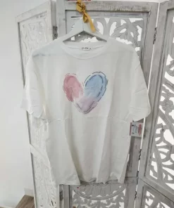 Camiseta blanca con estampado de corazón en acuarela y bordado en relieve