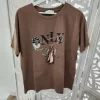 CAMISETA MARRÓN CHOCOLATE ESTAMPADA PALABRAS EN RELIEVE M.MC-RELIEVE