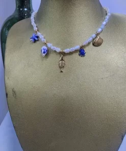 Collar de perlas marinas barrocas con estrella de mar, pez articulado, pulpo y concha en tonos dorados