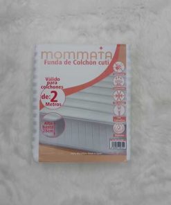Funda de colchón microfibra de Mommata colocada sobre la cama, con la cremallera en forma de ele