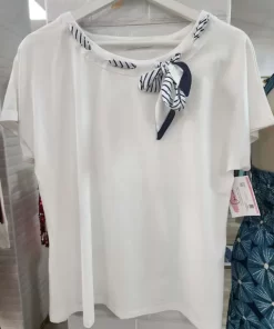 Camiseta blanca con pañuelo de rayas azul marino y blanco al cuello, manga corta y cuello redondo