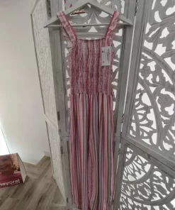 Mono bombacho de rayas en marrón, blanco, lila y rosa, con tirantes de volantes y pecho de nido de abeja