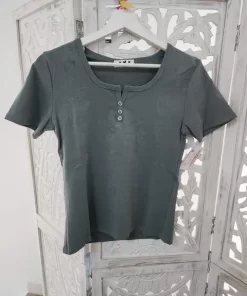 Camiseta verde con botones en tono verde grisáceo, manga corta y escote redondo con abertura