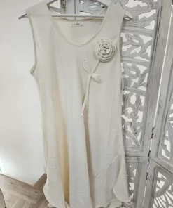 Vestido corto beige casual sin mangas con aplique de rosa en relieve sobre el pecho