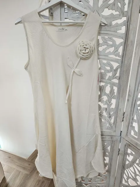 VESTIDO CORTO BEIGE CON DETALLE DE ROSA M.CO-BEIGE 1 Vestido corto beige casual sin mangas con aplique de rosa en relieve sobre el pecho