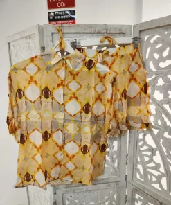 Conjunto dos piezas geométrico con camisa de manga corta y pantalón corto a juego en amarillo y marrón