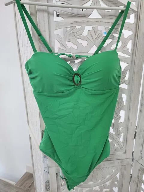 BAÑADOR SEÑORA VERDE BRILLANTE M.40701/VB 1 Bañador verde brillante mujer de una pieza con escote acorazonado y aro ovalado uniendo las copas