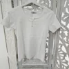 CAMISETA BLANCA CON DETALLES DE BOTONES M.CB/BO 5 Camiseta blanca con botones, manga corta y escote redondo con abertura central