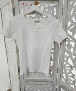 Camiseta blanca con botones, manga corta y escote redondo con abertura central