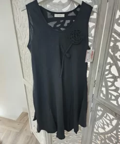 Vestido corto negro sin mangas con aplique de rosa en relieve y bajo asimétrico