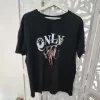 CAMISETA NEGRA ESTAMPADA PALABRAS EN RELIEVE M.NG-RELIEVE