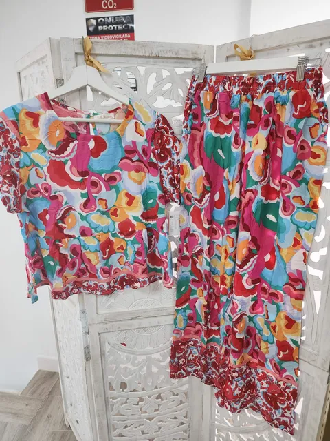 CONJUNTO DE PANTALÓN Y BLUSA CON ESTAMPADO FLORAL M.FLO-MULTICOLOR 1 Conjunto de pantalón y blusa con estampado floral multicolor para mujer