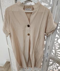 Vestido camisero beige con cuello mao, manga corta con vuelta y dos botones de adorno en el delantero