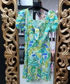 Vestido corto abstracto verde en lima y azules, con cuello cuadrado fruncido y puños elásticos