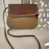BOLSO DE RAFIA CON SOLAPA MARRÓN TOSTADO M.BOL/RM 6 Bolso de rafia marrón tostado con solapa frontal, asa larga dorada y cierre de cremallera