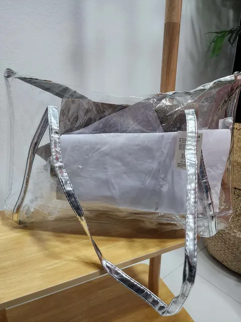 BOLSO PLAYERO TRANSPARENTE CON TONOS PLATEADOS M.BT/PL 1 Bolso playero transparente plateado de gran capacidad con dos asas largas y ribete metalizado