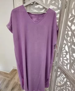 Vestido midi malva de corte recto con cuello de pico pronunciado, manga kimono y aberturas laterales
