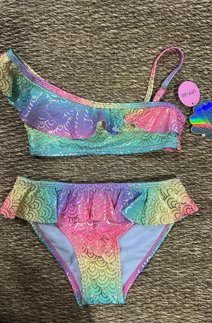 BIKINI NIÑA MULTICOLOR M. AC-1350 UPF+50 1 Bikini niña multicolor con volantes y estampación dorada, con protección solar factor 50, referencia AC-1350