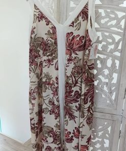 Vestido fluido estampado burdeos y beige con raja delantera, de caída suelta para el verano