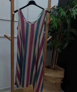 Vestido rayas buganvilla verde de tirantes en licra fría, con líneas verticales que estilizan