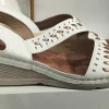 Sandalias mujer M.H6050 blanco 65 Sandalia cuña blanca mujer con cuña de 5 cm y pala ancha, modelo M.H6050 en color blanco
