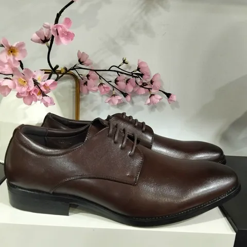 Zapatos vestir caballero M. 100 marrón 1 Zapatos de vestir marrones de caballero con línea clásica, indicados para bodas y eventos