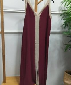 Vestido largo burdeos con tirantes y escote en pico beige y línea vertical central del mismo tono