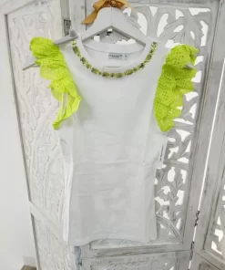 Camiseta blanca volantes verde flúor de encaje calado en las mangas con pedrería a juego en el escote