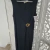 Vestido midi negro sin mangas, escote redondo y drapeado lateral con aplique efecto carey