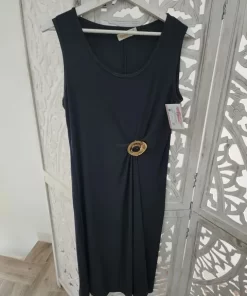 Vestido midi negro sin mangas, escote redondo y drapeado lateral con aplique efecto carey