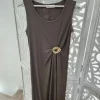 VESTIDO MIDI MARRÓN CHOCOLATE CON DETALLE DECORATIVO EN LA CINTURA M.MI-MARRÓN CHOCOLATE 5 Vestido midi marrón chocolate sin mangas con drapeado lateral y aplique efecto carey