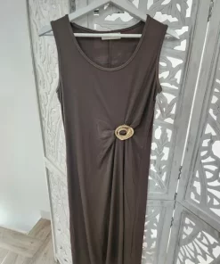 Vestido midi marrón chocolate sin mangas con drapeado lateral y aplique efecto carey