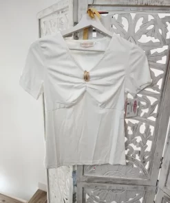 Camiseta blanca con frunce en el delantero, escote de pico, manga corta y aplique decorativo