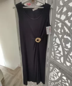 Vestido midi gris oscuro sin mangas, de cuello redondo y corte recto con recogido lateral