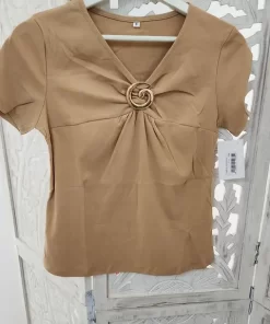 Camiseta camel broche dorado con escote en pico y manga corta en tejido de algodón elástico