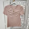 CAMISETA ROSA CLARO CON FRUNCE Y DETALLE DECORATIVO M.YT-ROSA 4 Camiseta rosa claro frunce frontal con escote en pico, manga corta y aplique decorativo
