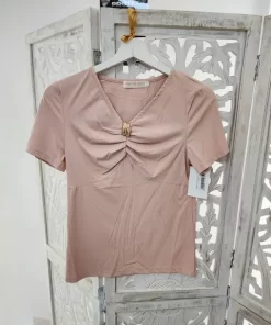 Camiseta rosa claro frunce frontal con escote en pico, manga corta y aplique decorativo