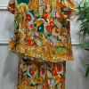 CONJUNTO DE PANTALÓN Y BLUSA CON ESTAMPADO FLORAL M.FLO-MOSTAZA